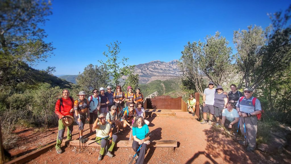 Grup de persones davant del balcó d'Olesa amb Montserrat de fons