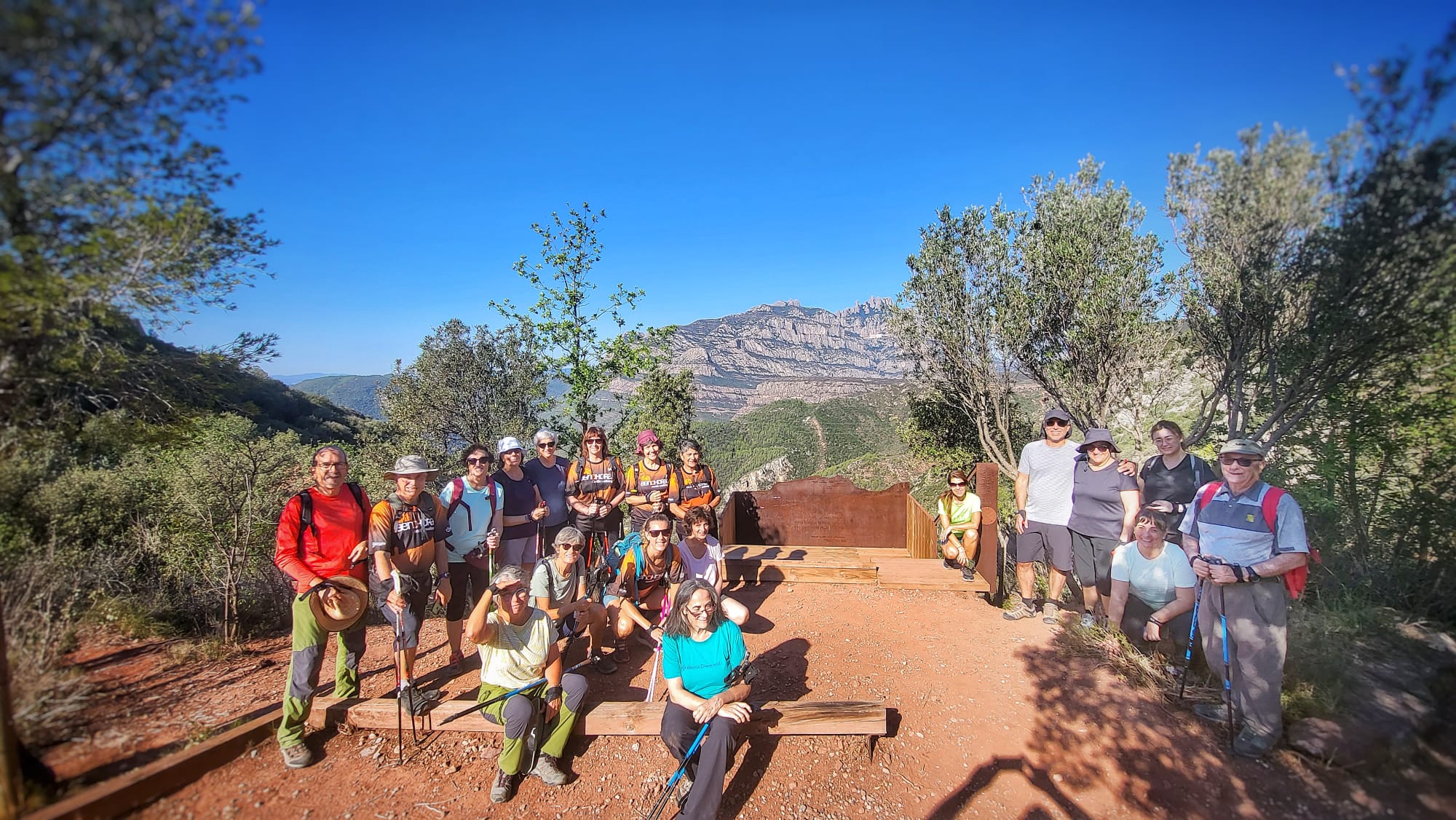 Grup de persones davant del balcó d'Olesa amb Montserrat de fons