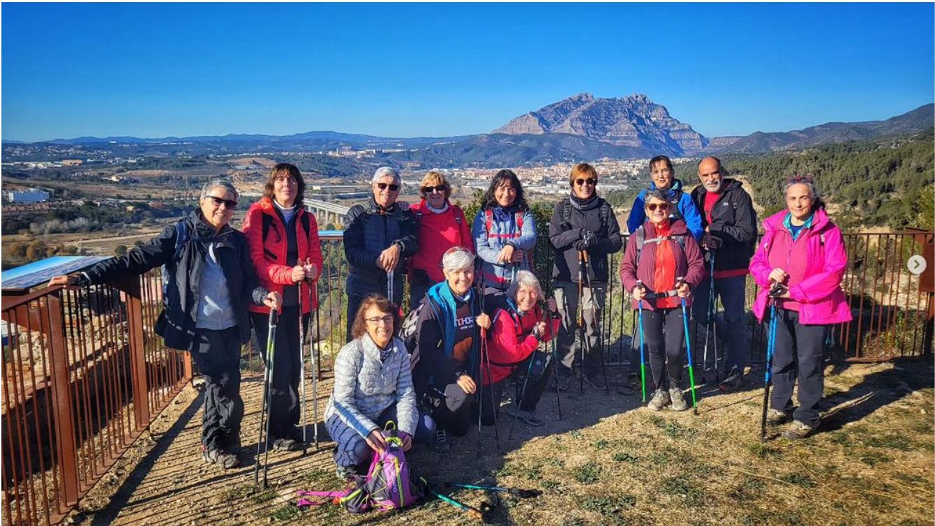 Foto del grup de marxa nòrdica al balcó de montserrat d'Abrera al castell de voltrera