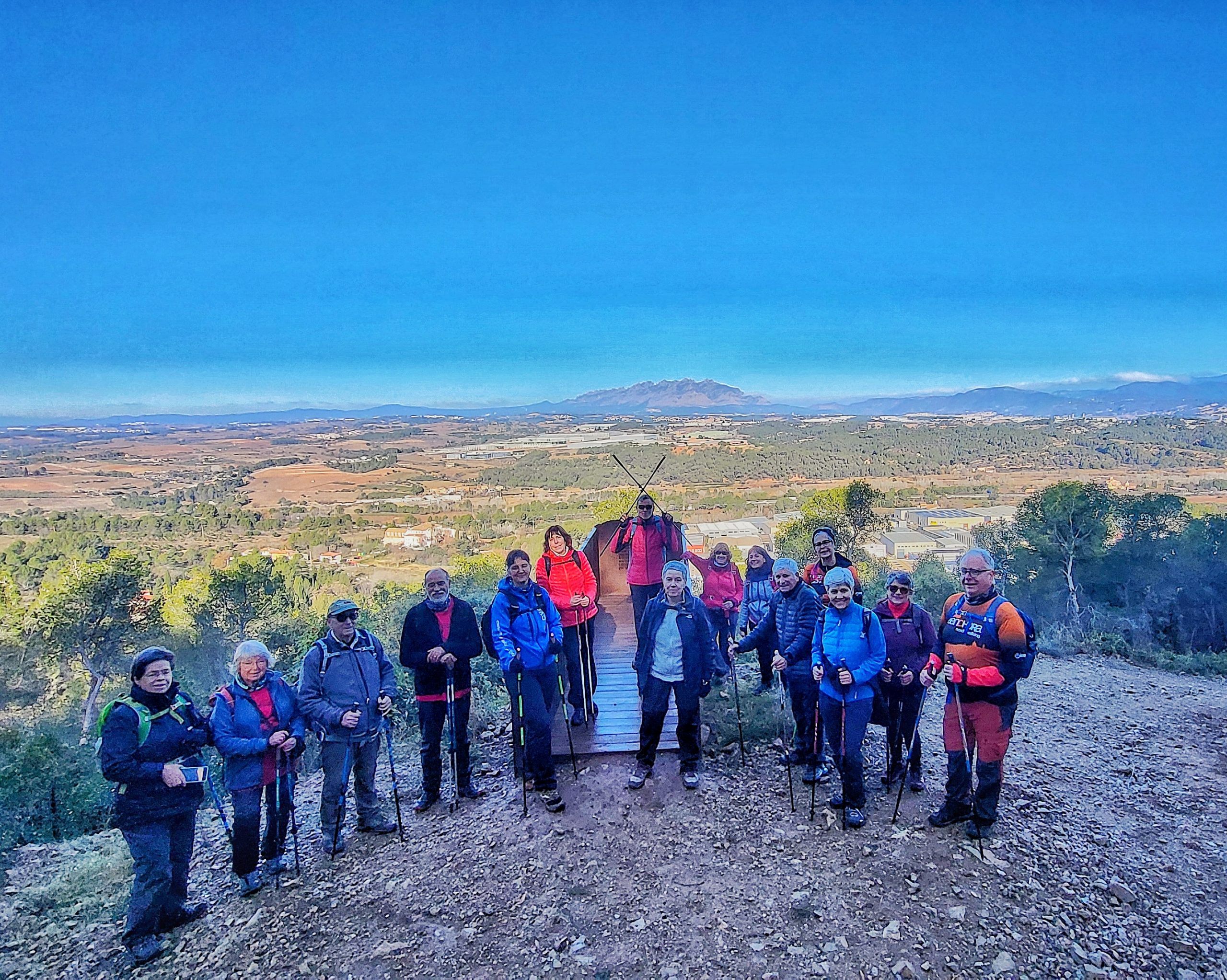 El grup de marxa nòrdica davant del balcó de Montserrat de Castellví de Rosanes