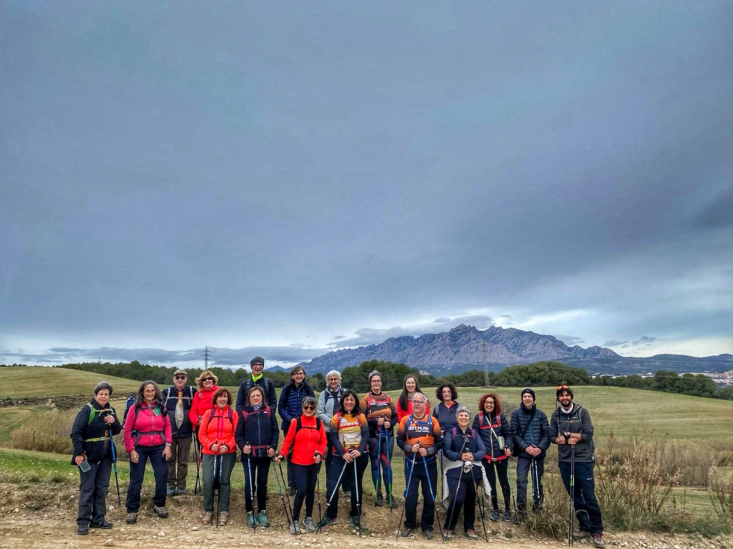 Foto del grup davant de la muntanya de Montserrat